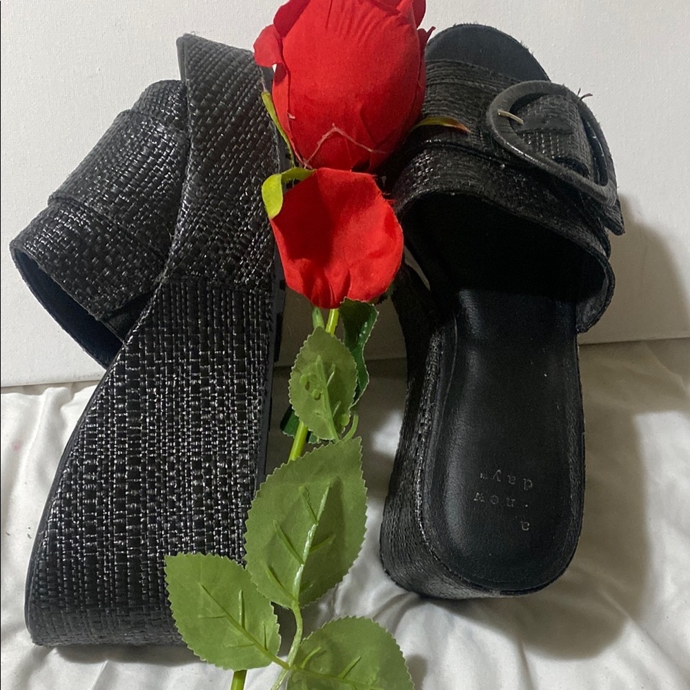 Black Platform Shoes with Textured Strap